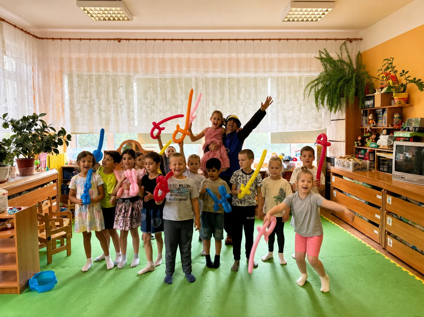 Дети с воздушными фигурами на празднике Festia вместе с аниматором